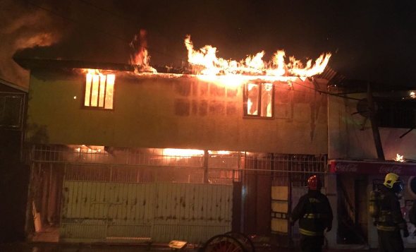 Incendio afectó a tres viviendas y una panadería en la comuna de San Miguel