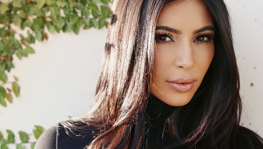 Kim Kardashian debutó en cine con un vestido transparente y sin ropa interior