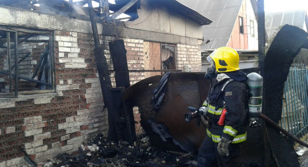 Incendio estructural en Villa Industrial deja dos viviendas consumidas