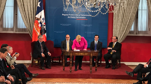 Bachelet firma proyecto de ley que regula el uso y protección de los datos personales