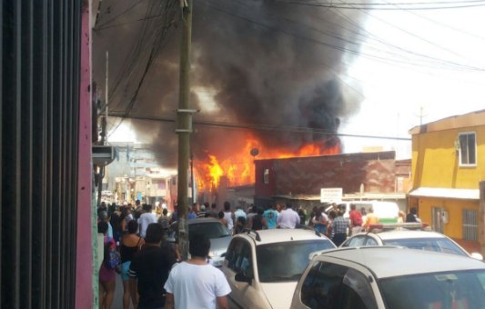 Violento incendio deja 7 casas consumidas y 35 damnificados en Iquique