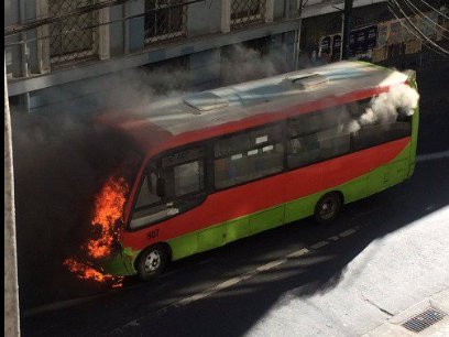 Una micro se incendió en pleno centro de Valparaíso