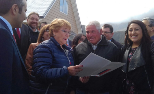 Presidenta Bachelet arriba a Chaitén para firmar convenio con familia Tompkins