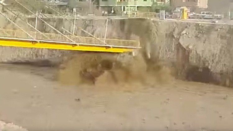 Perú: Momento exacto en un puente peatonal colapsa en medio de las inundaciones