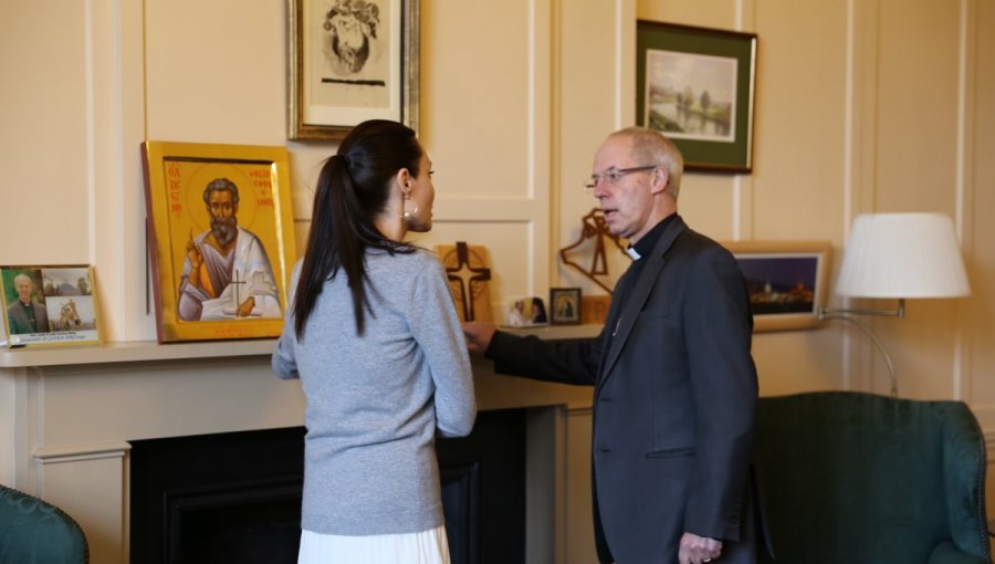 Fotos de encuentro entre Angelina Jolie y un arzobispo escandalizan la red