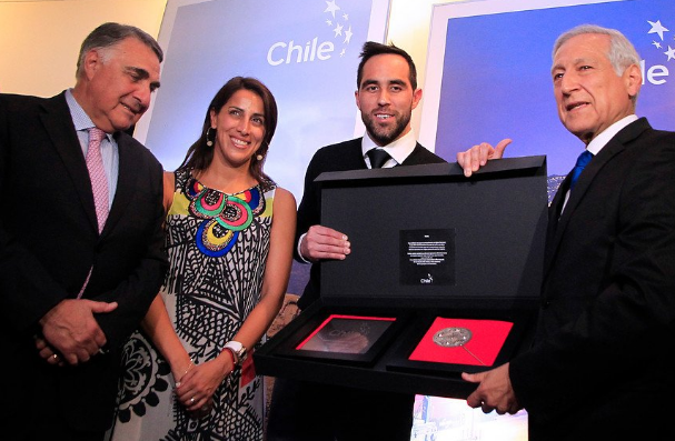 Claudio Bravo es reconocido con el Premio Imagen de Chile