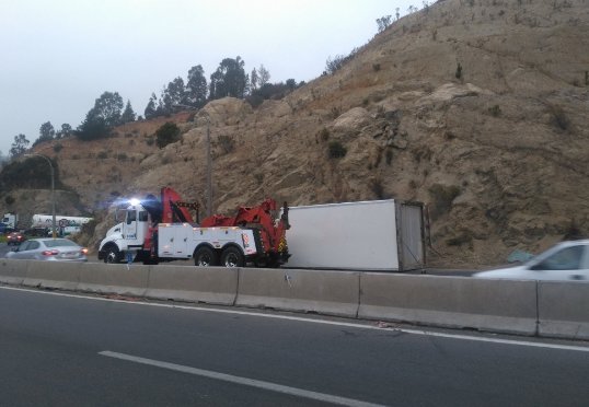 Volcamiento de un camión deja dos lesionados en Ruta Las Palmas