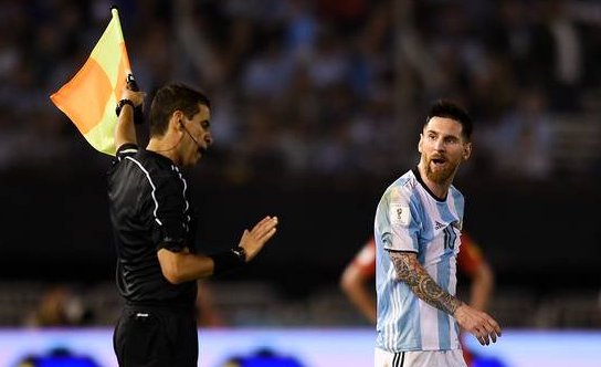 Video revela los serios insultos de Lionel Messi en contra del juez de línea