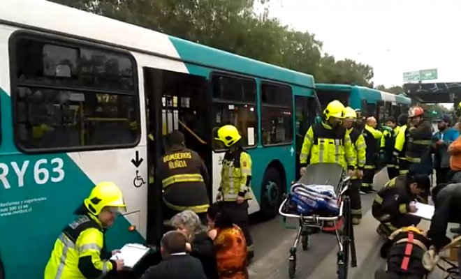 13 lesionados deja colisión entre dos buses del Transantiago en Ñuñoa
