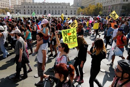 Alta convocatoria a marcha No mas AFP: Más de 5 mil personas marchan en Santiago