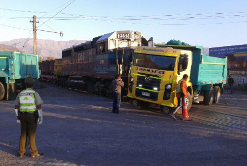 Tren de carga impacta de costado con un camión en San Felipe
