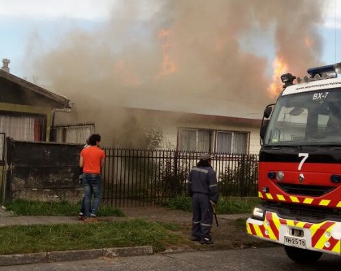 Tres casas consumidas y un lesionado deja incendio en Población Pichi Pelluco