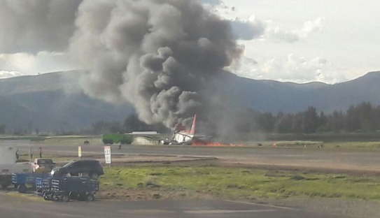 Video: Avión peruano se incendia al momento de aterrizar