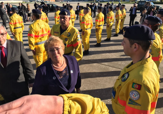 Bachelet llega a Portugal y rinde homenaje a brigadistas que combatieron incendios en Chile
