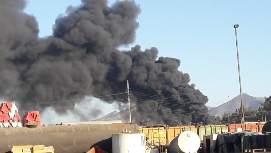 Incendio genera nube toxica en sector industrial de Maipú