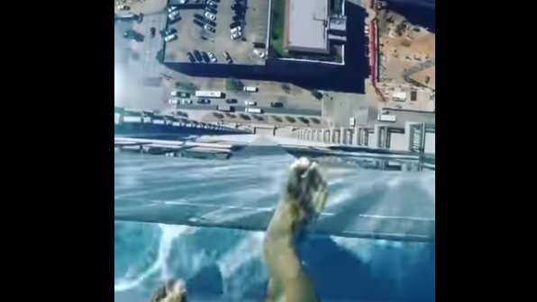 Video: Así se siente bañarse en una piscina suspendida a 150 metros de altura