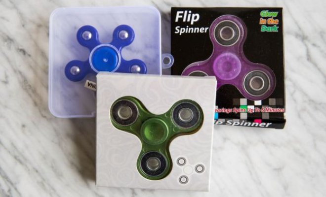 El juguete del momento: Fidget Spinner fascina a los niños y causa revuelo en colegios