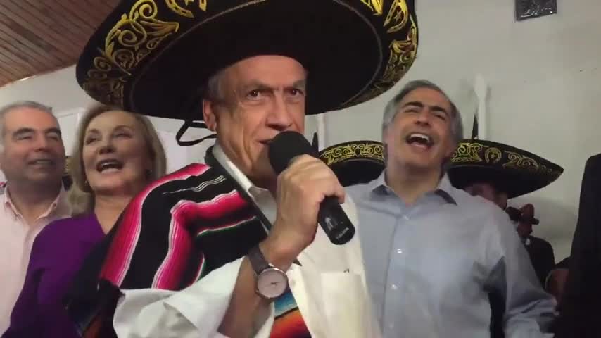 Piñera se toma redes sociales cantando su ranchera preferida: "El Rey"