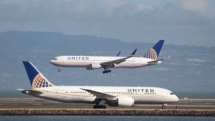 Pasajeros descubren una fuga de combustible en un vuelo de United Airlines
