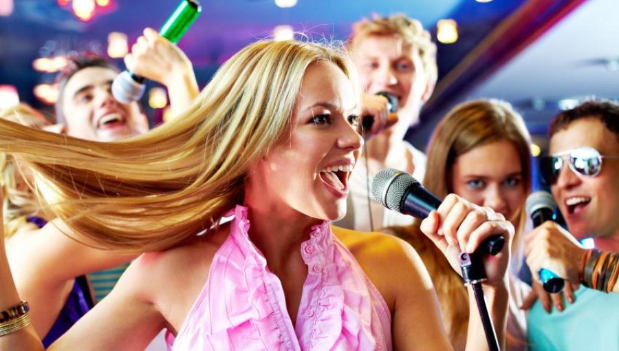 La magia del Karaoke en casa: Arma tu propio ambiente ideal para estas fiestas patrias