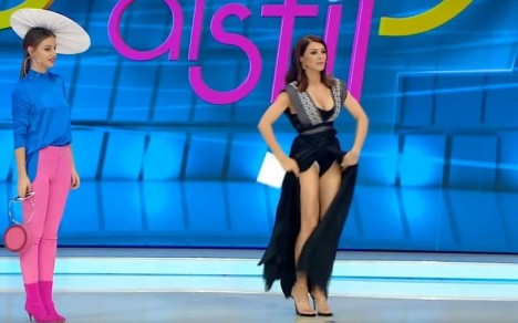 Animadora rumana es furor en Youtube por mostrar su ropa interior en programa en vivo