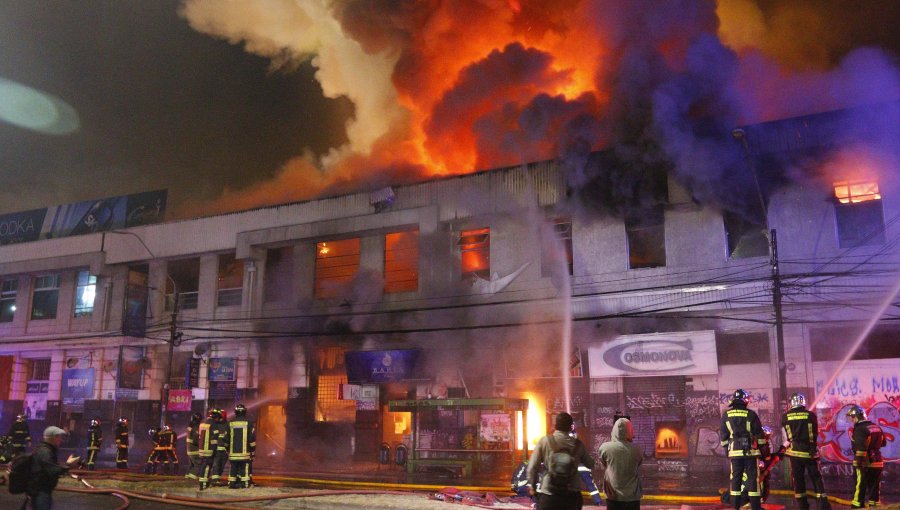 Incendio arrasó con al menos 12 locales comerciales en la avenida Errázuriz de Valparaíso