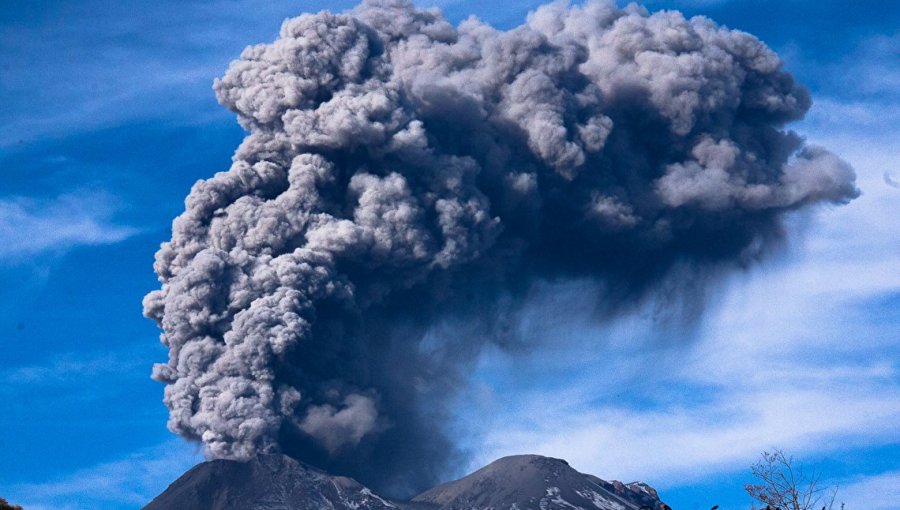 Dos sismos seguidos de fuertes explosiones en Volcán Nevados de Chillán