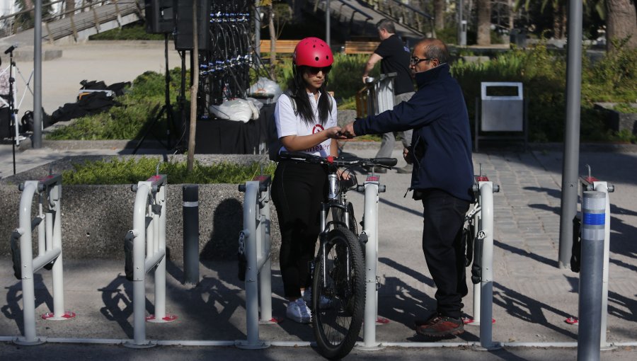 Ministerio de Transportes y Metro inauguran innovador sistema para estacionar bicicletas