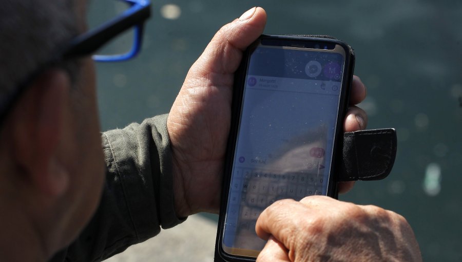 Parlamentarios buscan que se suba multa a $ 143 mil pesos al usar celular al manejar