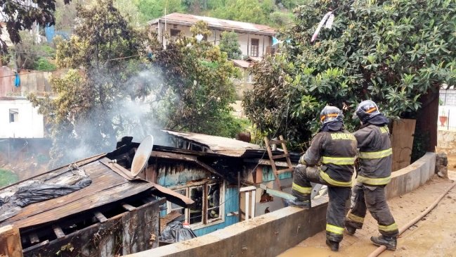 Valparaíso: Fue aplastado por derrumbe en una demolición y vecinos lo salvaron