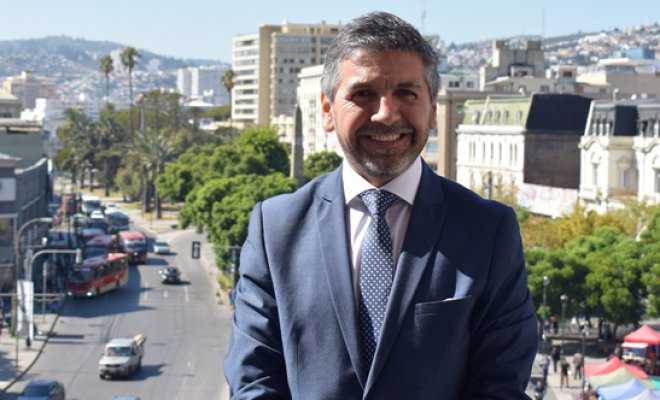 Seremi de Desarrollo Social de Valparaíso es sindicado como "asesor copy page" en Informe de Contraloría de La Cruz