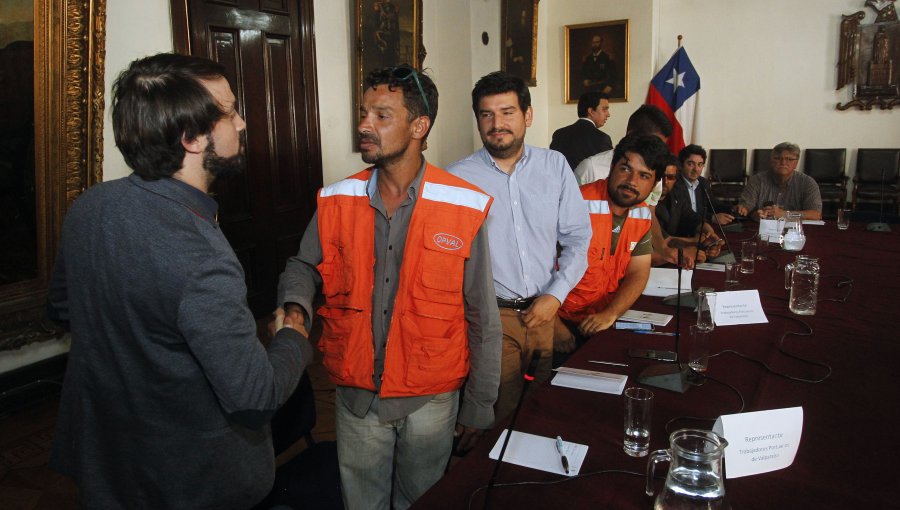 Alcalde Sharp encabeza mesa de diálogo por paro portuario en Valparaíso