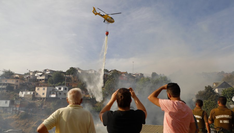 Dramáticas imágenes de vecinos combatiendo el fuego en Incendio de Viña del Mar