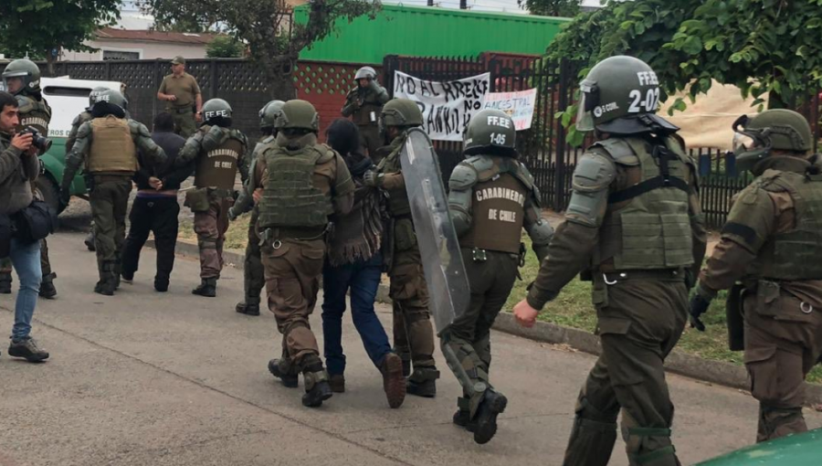 Tras 12 días de toma mapuche, policías desalojaron la Municipalidad de Ercilla