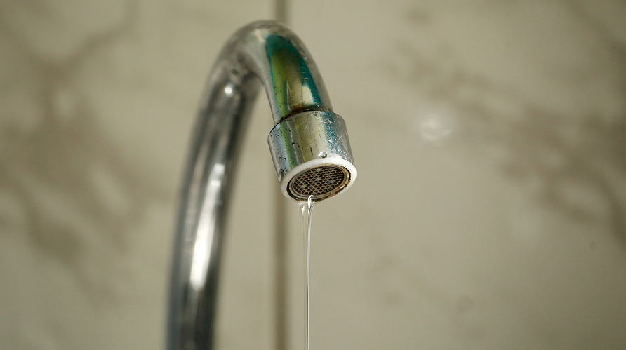 Corte ordena reabastecer de agua a vecino de Chicureo que no paga gastos comunes desde 2017