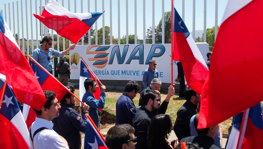 Trabajadores de ENAP protestaron por despidos masivos y anunciaron eventual paro nacional