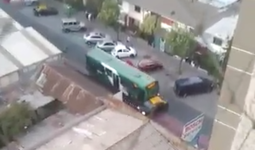 Bus del Transantiago arrastró a taxi por varias cuadras en el centro de Santiago