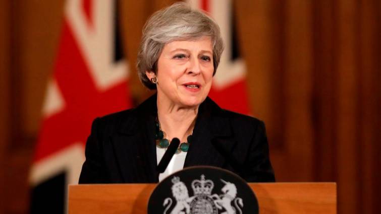 Theresa May logró sortear moción de censura en el Parlamento británico
