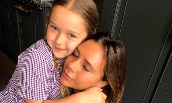 Victoria Beckham es criticada por realizarle tratamiento de belleza a su pequeña hija de 7 años