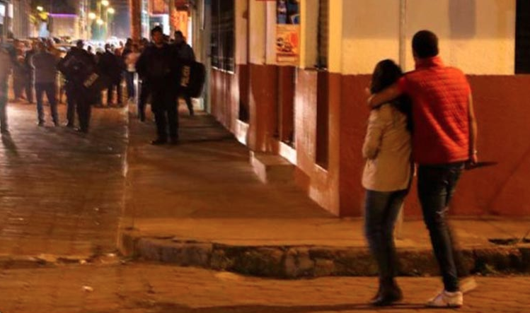 Pese a estar rodeado por la policía, sujeto apuñaló y dio muerte a su pareja embarazada en Ecuador