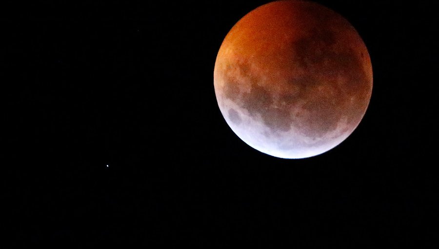 Revisa imágenes del triple fenómeno lunar: "Superluna", "Luna de sangre" y eclipse