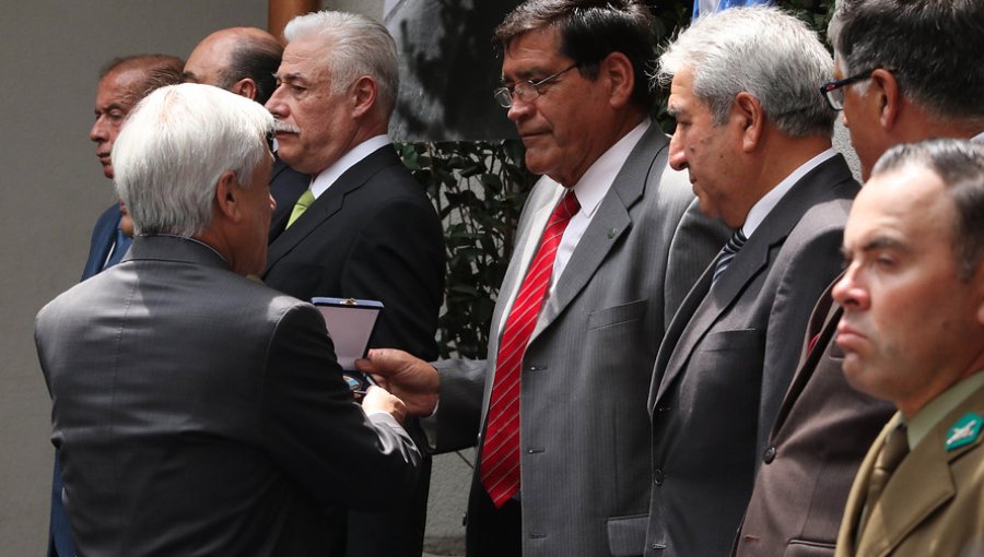 Piñera condecoró a veteranos de Carabineros por conflicto del Beagle