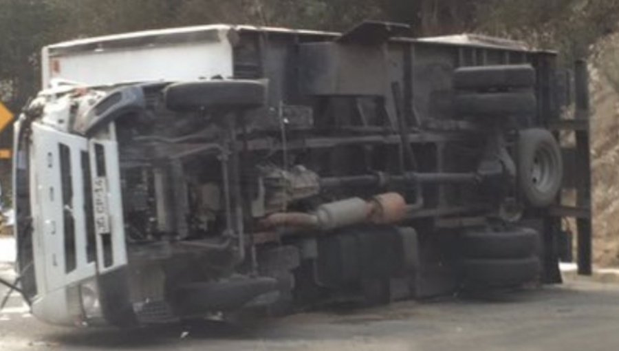 Viña del Mar: Volcamiento de camión 3/4 en ruta Las Palmas dejó una persona lesionada