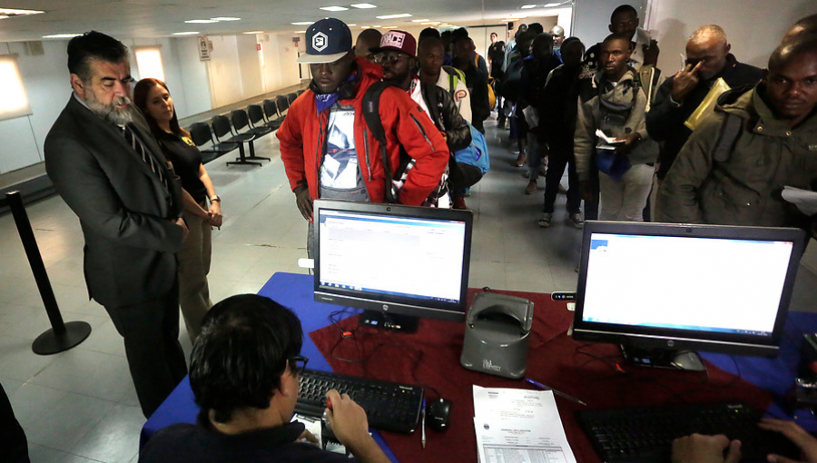 Otros 170 haitianos se embarcaron de regreso a Puerto Príncipe en un avión FACh