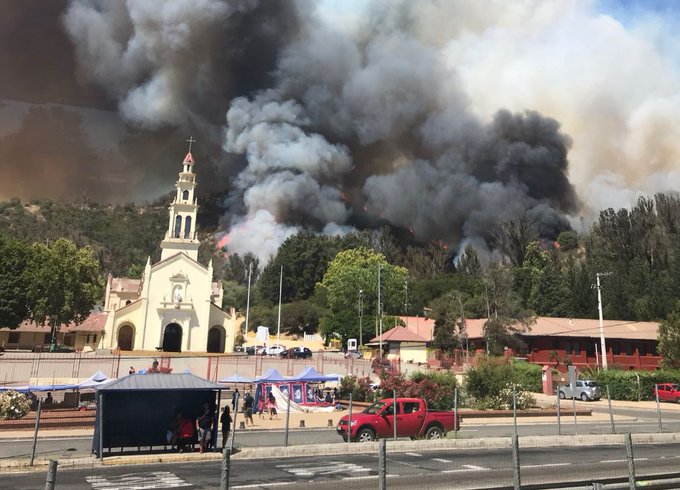 Descontrolado incendio amenaza con arrasar por completo con templo de Lo Vásquez en Casablanca