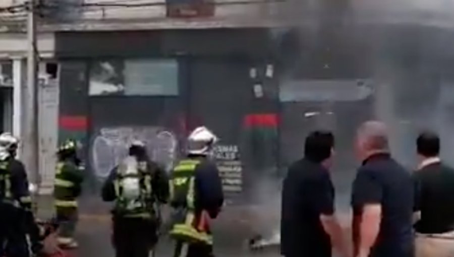 Incendio destruyó antiguo edificio de Valparaíso: 12 viviendas dañadas y 60 damnificados