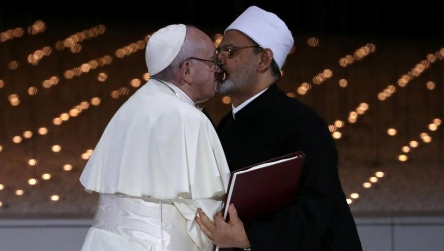 Papa Francisco e imán de Egipto lucharán "contra el extremismo": acuerdo fue sellado con un beso que se volvió viral