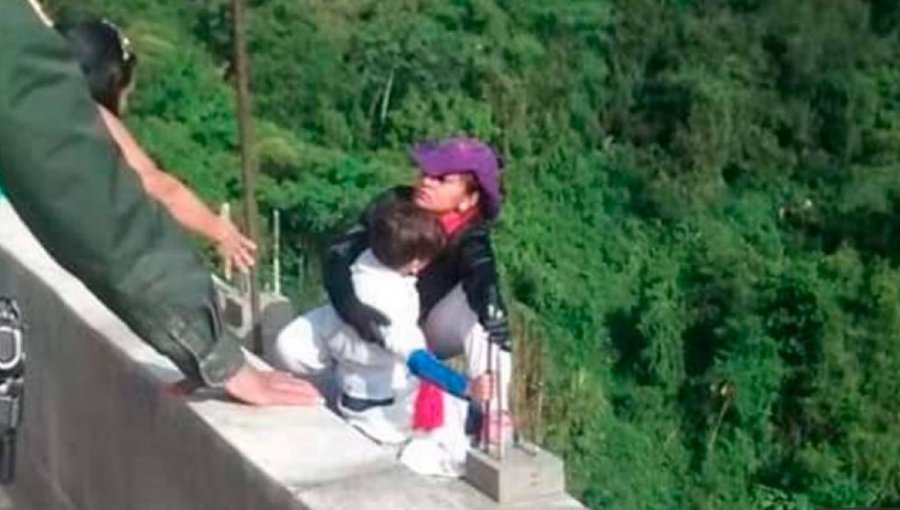 Madre se suicida lanzándose desde un puente junto a su hijo en Colombia