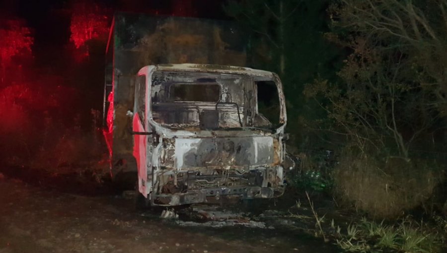 La Araucanía: Cuatro encapuchados robaron y quemaron camión de CCU en Purén