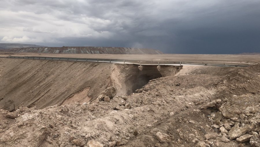 Puente que une Calama con Chuquicamata cedió por la presión del río San Lorenzo